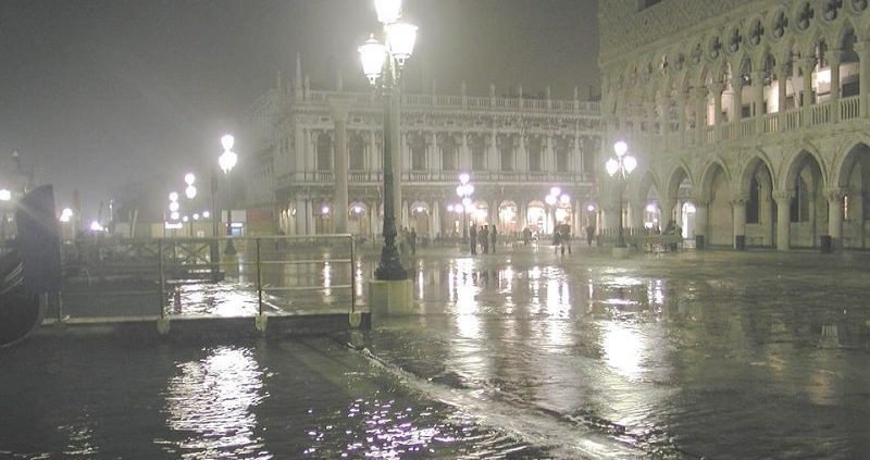 la calle lluviosa necesita farola solar segura de bajo voltaje