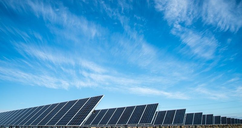 usina-de-energia-solar-insuficiência-de-eletricidade-luzes-solares-externas