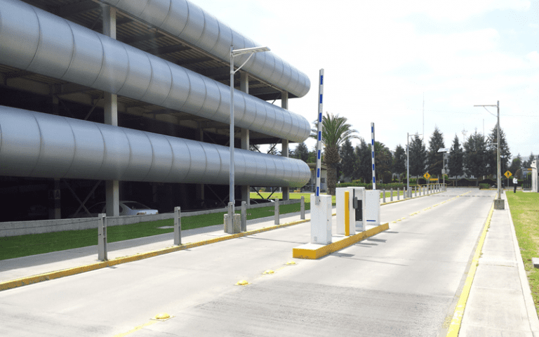 Solarlicht lädt an einem bewölkten Tag auf