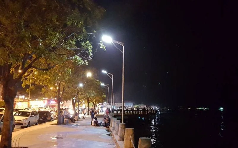 lampu-tenaga-surya-bertahan-lebih-lama-jam-penerangan-di-tepi-laut
