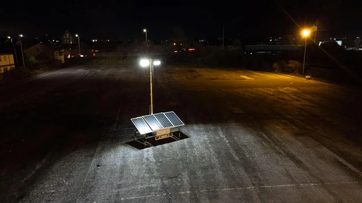 Torre de iluminação solar portátil móvel