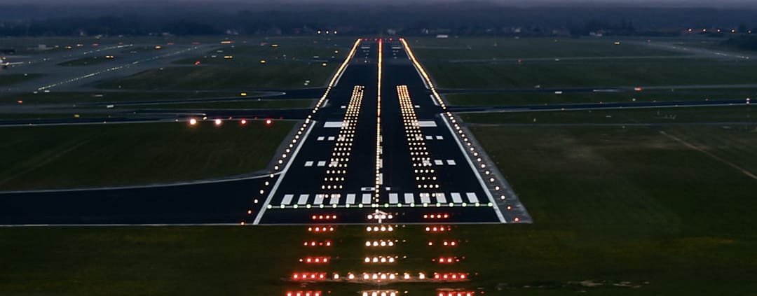 Diretrizes para projeto de iluminação de aeroportos e pistas de táxi e iluminação pública solar